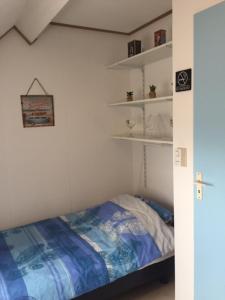Un pat sau paturi într-o cameră la B&B Kogervennetje