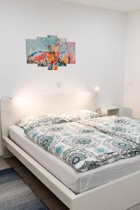 Säng eller sängar i ett rum på Apartmani Park Maksimir-Rebro