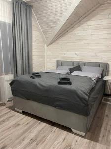 una camera con un grande letto di Happy House a Slavske