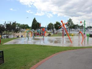 einen Park mit einem Wasserpark mit Spielplatz in der Unterkunft Imperial Inn 1000 Islands in Gananoque