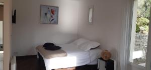a white bed in a room with a window at studio 5min plage agosta in Albitreccia