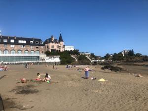 Un groupe de gens jouant sur la plage dans l'établissement L'Appartement de la Plage, à Saint-Quay-Portrieux