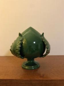 eine grüne Vase auf einem Tisch in der Unterkunft La Pigna Verde in Taranto