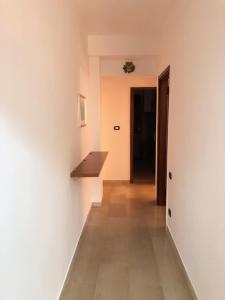 a hallway with white walls and a wooden floor at La Pigna Verde in Taranto