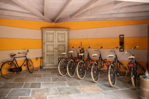 una fila di biciclette parcheggiate in una stanza di Villa Palmira Kinderfreies Hotel a Cannobio
