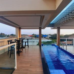 The swimming pool at or close to Hotel Camocim