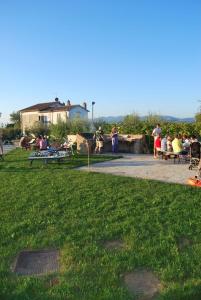 un grupo de personas sentadas en bancos de un parque en All Casine, en Cortona 5 fotos más