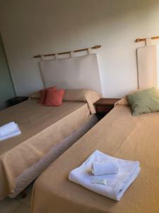 Una cama o camas en una habitación de Hotel Compostela