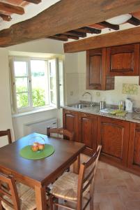 una cocina con una mesa con un plato de fruta. en All Casine, en Cortona