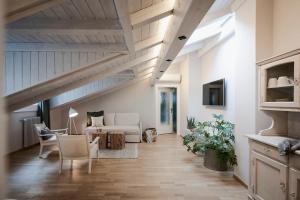 - un salon avec un canapé et une table dans l'établissement Bogen bistro & apartments, à Bolzano