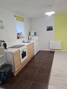 Kuchyň nebo kuchyňský kout v ubytování gîte Brocéliande - Closeries du Golfe