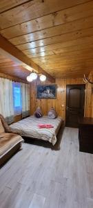 Postel nebo postele na pokoji v ubytování Kotiedzh u Mariny