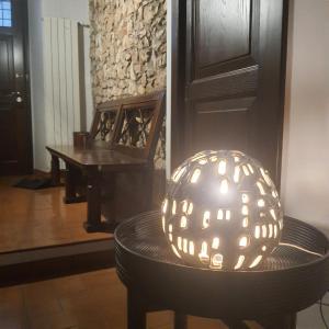 una lampada seduta su un tavolo in una stanza con pianoforte di casa vacanze belvedere a Sermoneta