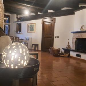 塞莫內塔的住宿－casa vacanze belvedere，客厅配有桌子和壁炉