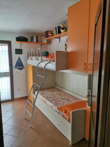 een stapelbed in een kamer met een ladder bij Ca’ Drega in Codaruina
