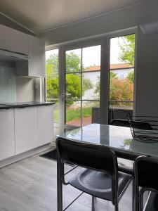 een keuken en eetkamer met een tafel en stoelen bij Jm Vacances Serignan Studio in Sérignan