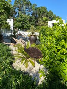 En trädgård utanför Jm Vacances Serignan Studio