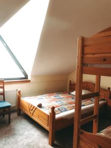 1 dormitorio con litera y ventana en Strenči Guesthouse & SPA, en Strenči