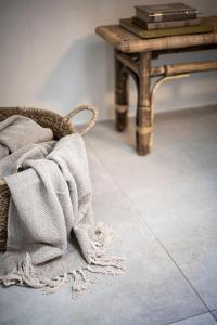 une couverture posée sur le sol à côté d'une table dans l'établissement Bogen bistro & apartments, à Bolzano 40 autres photos