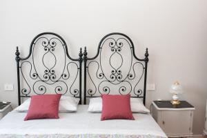 a bedroom with a black and white bed with red pillows at la Brunita in Rubiera