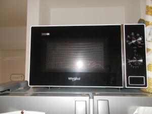 A television and/or entertainment centre at Il Giardino di Anna - Charming rooms in Cagliari