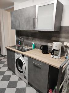 a kitchen with a sink and a washing machine at Emmerich`s Ferienwohnung in Frebershausen