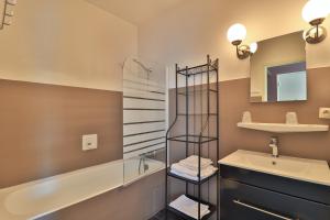 Vannituba majutusasutuses Hôtel Les Flots Bleus
