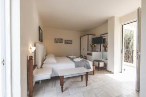 1 dormitorio blanco con 1 cama y cocina en Chrispy Waterpark Resort - All inclusive en Kolymvari