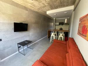 sala de estar con sofá y mesa en dos569 en Mar del Plata