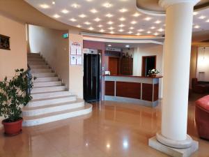 um lobby de um hospital com escadas e um bar em HOTEL PARIS Spa area em Balchik