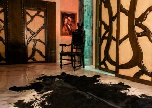 a room with a rug on the floor next to a door at Utopía Alicante - Hotel Boutique para adultos in Alicante