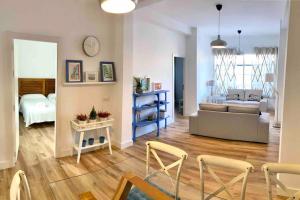 - un salon avec un canapé et une salle à manger dans l'établissement Moderno apartamento en San Bartolomé, à Séville