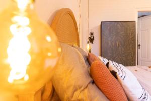 Postel nebo postele na pokoji v ubytování Zentral in Coburg: Exklusive Stadtwohnung – ideal für Gruppen