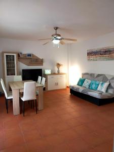 Posezení v ubytování Apartamento Naturista Vera Paradise + 24 fotografií