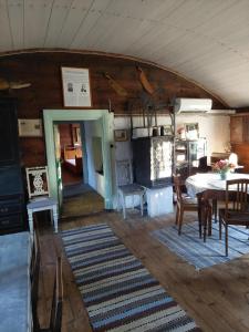 a living room with a table and a dining room at Hästveda Vandrarhem och Stugor in Hästveda