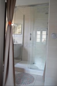 a shower with a tub and a shower curtain at Coeur d'alsace in Kaysersberg