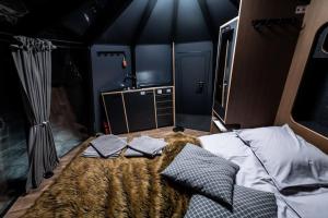 Ein Bett oder Betten in einem Zimmer der Unterkunft Northern Lights Glass Igloo Getaway For Couples