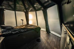 Postel nebo postele na pokoji v ubytování Northern Lights Glass Igloo Getaway For Couples