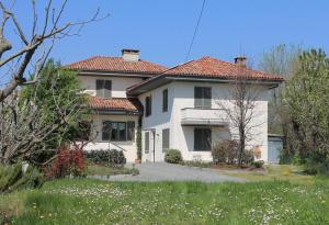 a white house with a red roof at IL SEGNAVENTO in Cassinasco