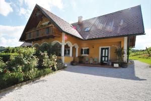 dom z drogą przed nim w obiekcie Weingut - Ferienhaus Sonja Rohrbacher w mieście Gamlitz
