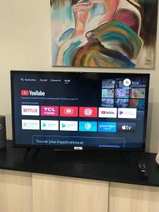 Μια τηλεόραση ή/και κέντρο ψυχαγωγίας στο Studio le petit logis-meublé 2 étoiles -local vélo-arrivée autonome-H Flexibles
