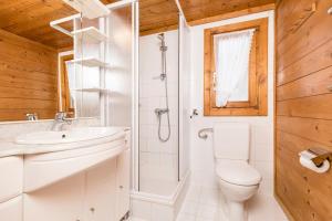 A bathroom at Alpen-Chalets Achensee