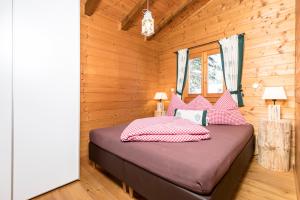 A bed or beds in a room at Alpen-Chalets Achensee