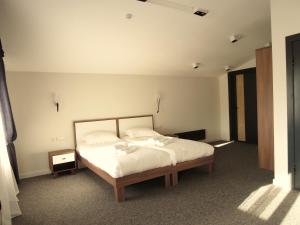 Un pat sau paturi într-o cameră la Hotel 78 Cafe