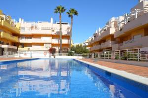 una piscina frente a algunos edificios de apartamentos en Apartamentos Cabanas Golf, en Tavira