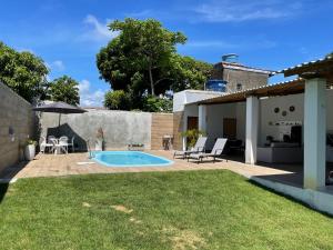 Swimmingpoolen hos eller tæt på Casa Contêiner Ramos