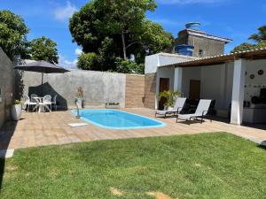 Swimmingpoolen hos eller tæt på Casa Contêiner Ramos