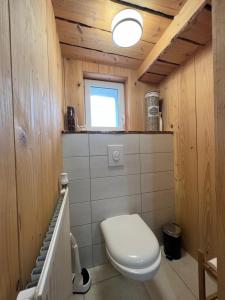 Un pequeño baño con inodoro y ventana. en La remise du Murgé, en Saulxures-sur-Moselotte 25 fotos más