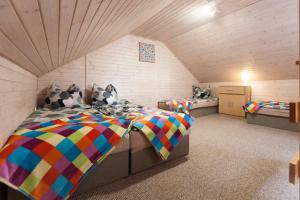 a bedroom with a bed in a attic at Domki Leśny Zakątek in Pogorzelica