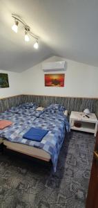 Ein Bett oder Betten in einem Zimmer der Unterkunft Kis Levendulás Vendégház